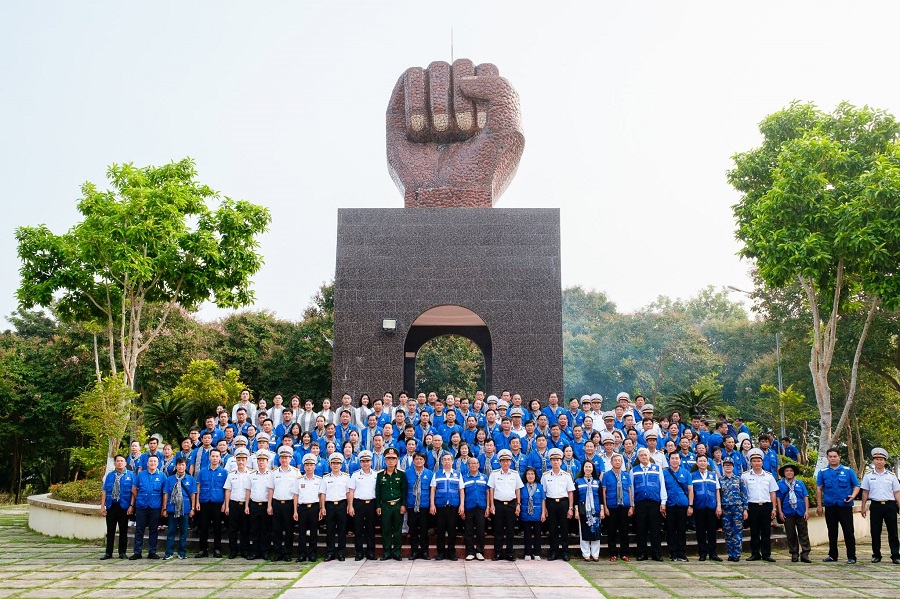 University of Finance - Marketing strengthens connections with troops and communities on Vietnam’s maritime frontiers