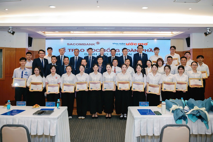 UFM Student Awarded VND 75 Million Sacombank Full Scholarship