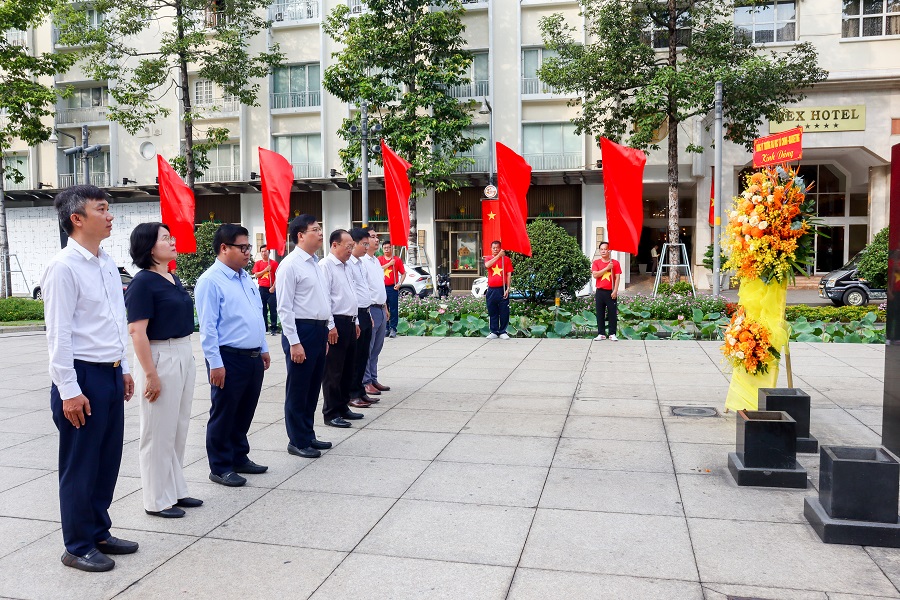 University of Finance – Marketing pays solemn floral tribute to President Ho Chi Minh