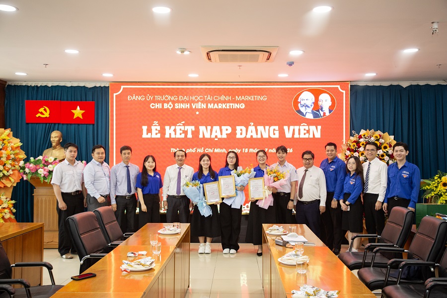 UFM admits three green summer vlunteers to the Communist Party of Vietnam